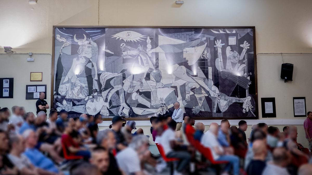 El salón de actos de la prisión Madrid IV de Navalcarnero aloja una réplica del 'Guernica'.