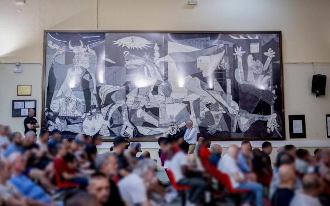 El salón de actos de la prisión Madrid IV de Navalcarnero aloja una réplica del 'Guernica'.