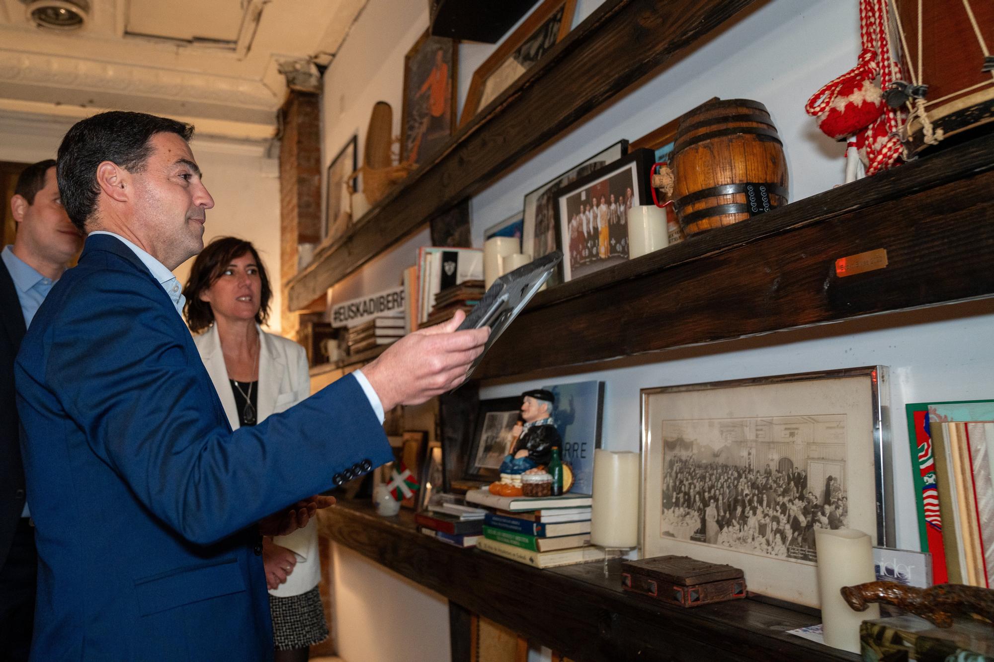 Imanol Pradales durante su visita a la Eusko Etxea de Nueva York.