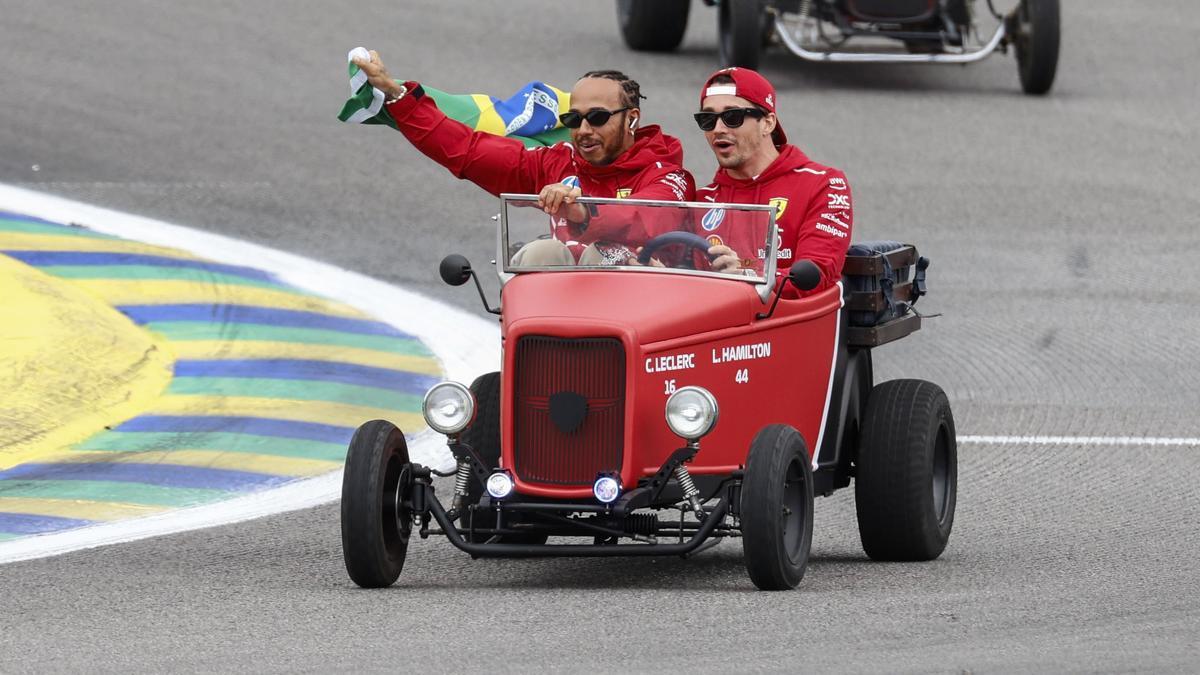 Lewis Hamilton y Charles Leclerc, durante la vuelta de presentación del Gran Premio de Sao Paulo, donde ninguno de los dos terminó la carrera.