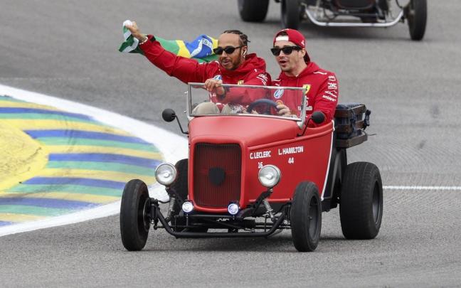 Lewis Hamilton y Charles Leclerc, durante la vuelta de presentación del Gran Premio de Sao Paulo, donde ninguno de los dos terminó la carrera.