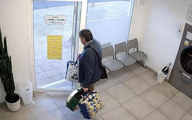 El cliente, abandonando la lavandería segundos antes de la explosión El cliente, abandonando la lavandería segundos antes de la explosión