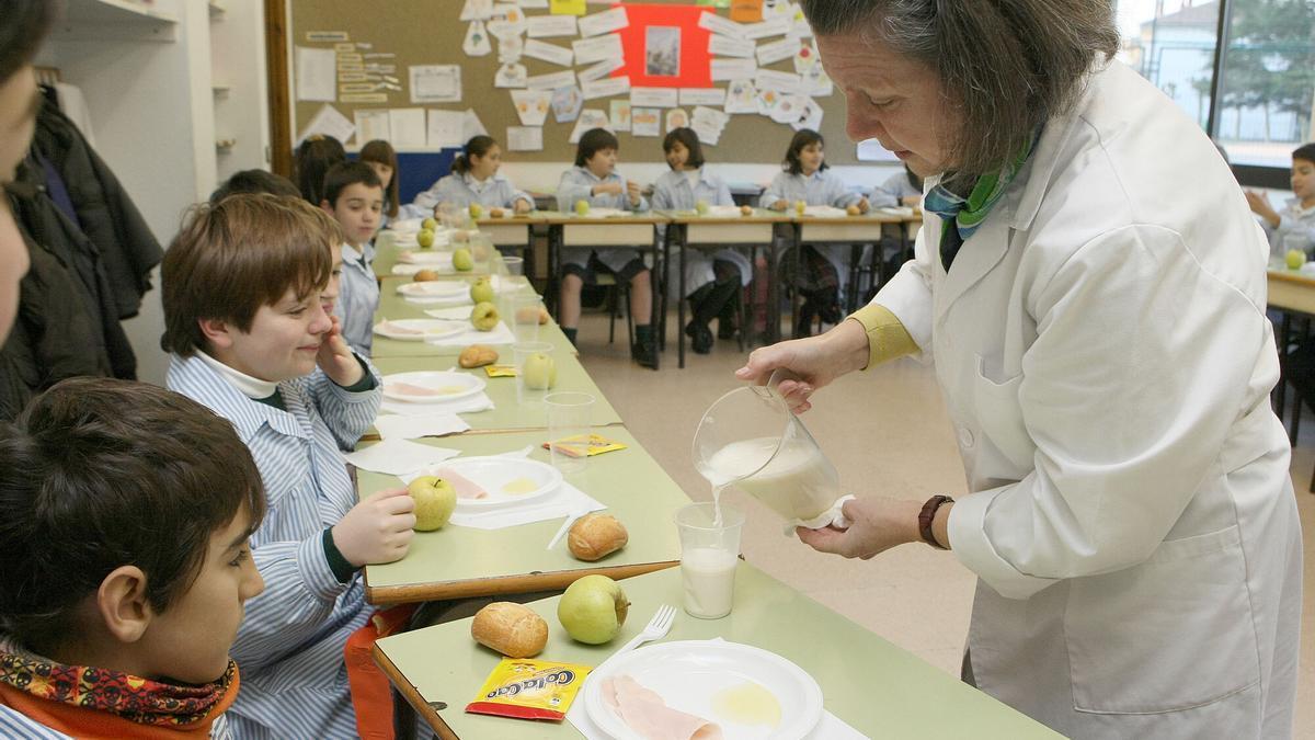 Un grupo de escolares desayunando en el colegio.