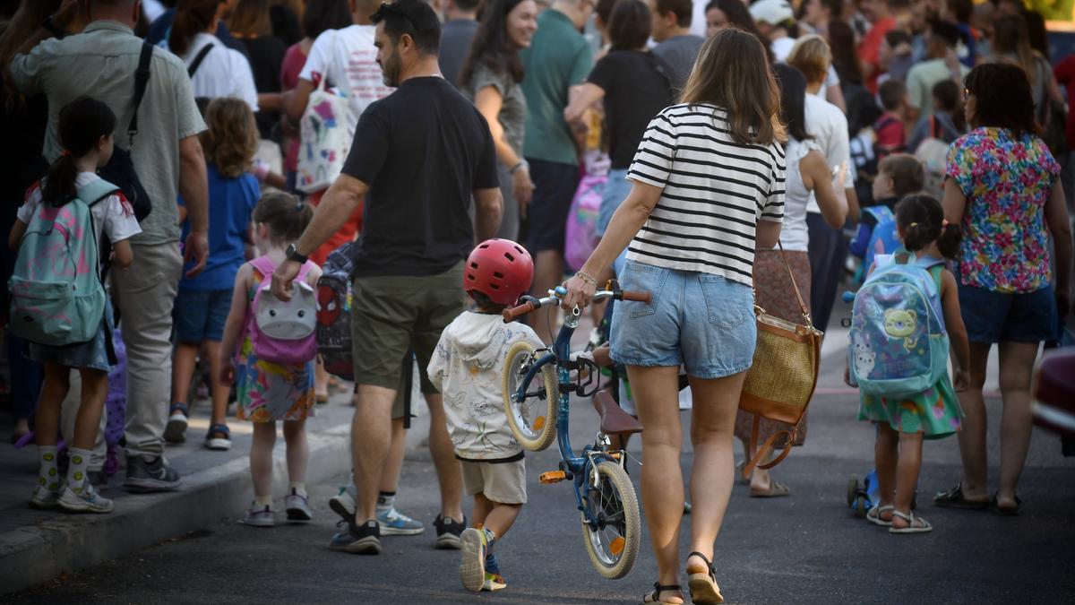 Varios alumnos a la llegada al primer día de colegio.