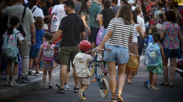 Varios alumnos a la llegada al primer día de colegio.