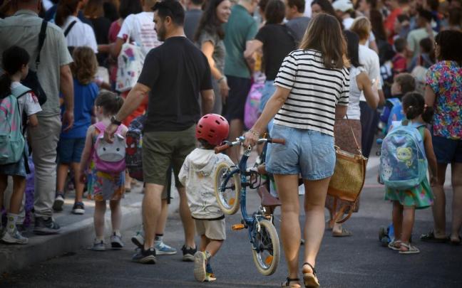Varios alumnos a la llegada al primer día de colegio.