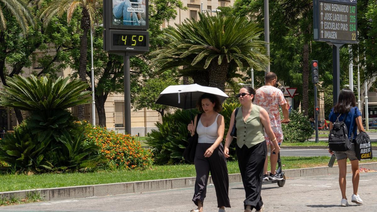 Un termómetro marca 45 grados a las 14:00 de la tarde, a 19 de julio de 2024, en Sevilla, Andalucía