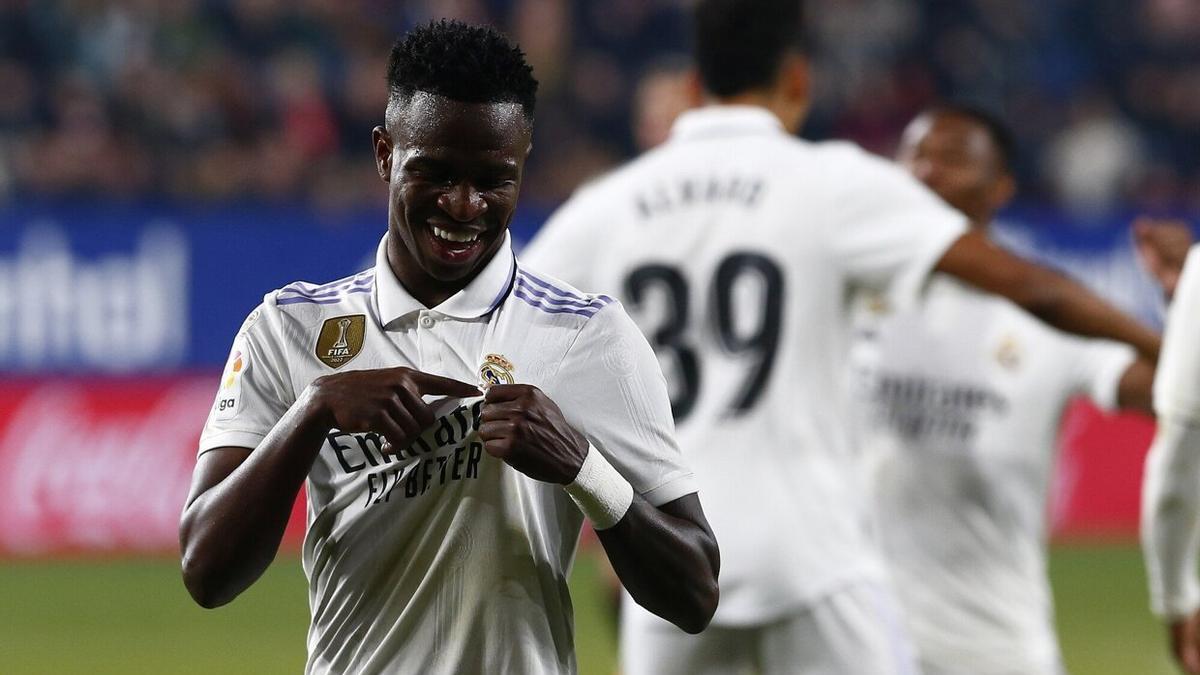 Vinicius se besa el escudo de su camiseta en El Sadar.