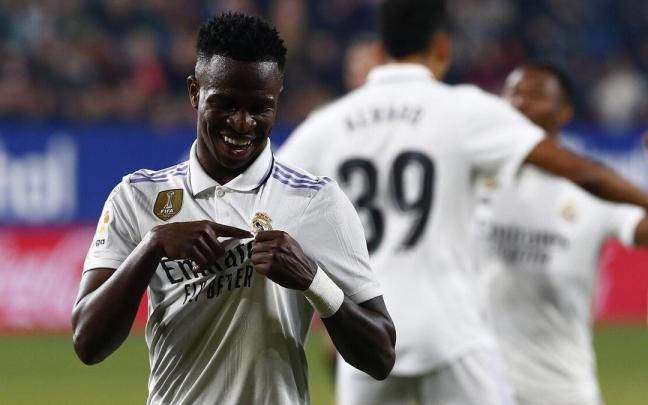 Vinicius se besa el escudo de su camiseta en El Sadar.