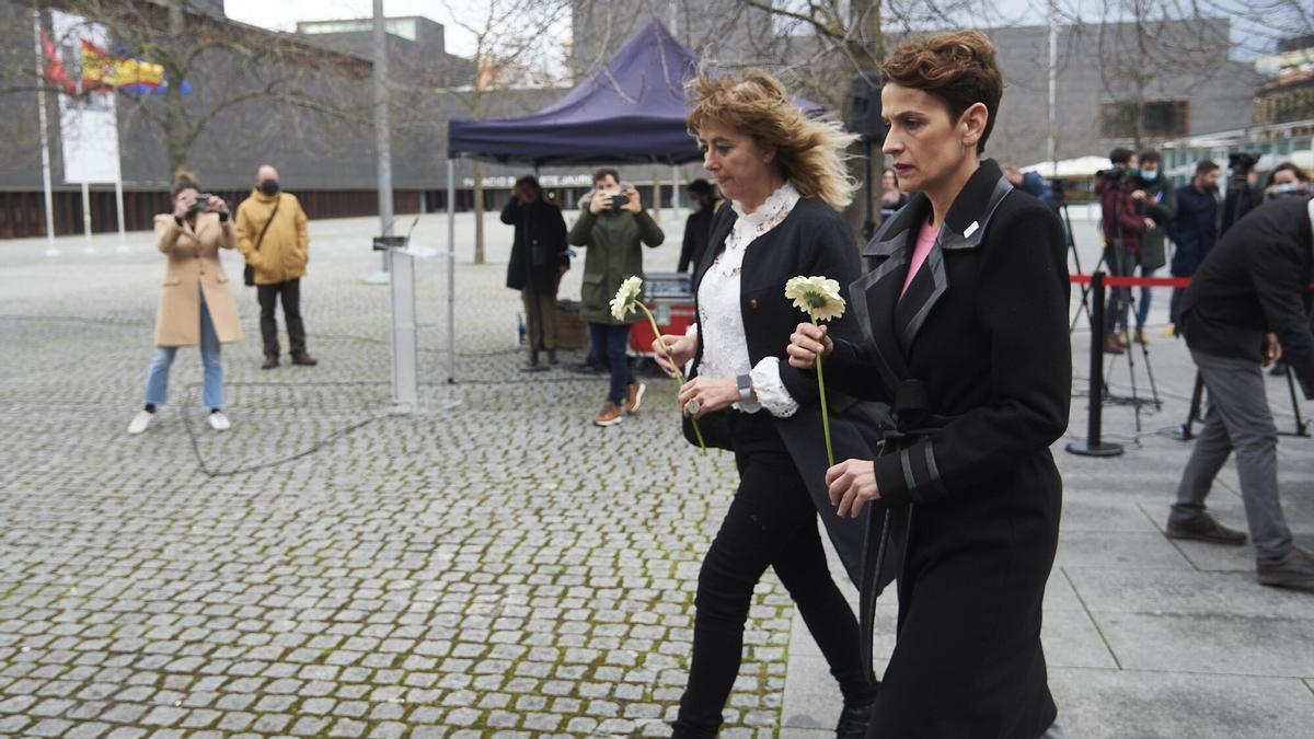 La consejera Ana Ollo y la presidenta María Chivite, en la ofrenda floral con motivo del Día Europeo de las Víctimas del Terrorismo del año pasado. | FOTO: IÑAKI PORTO