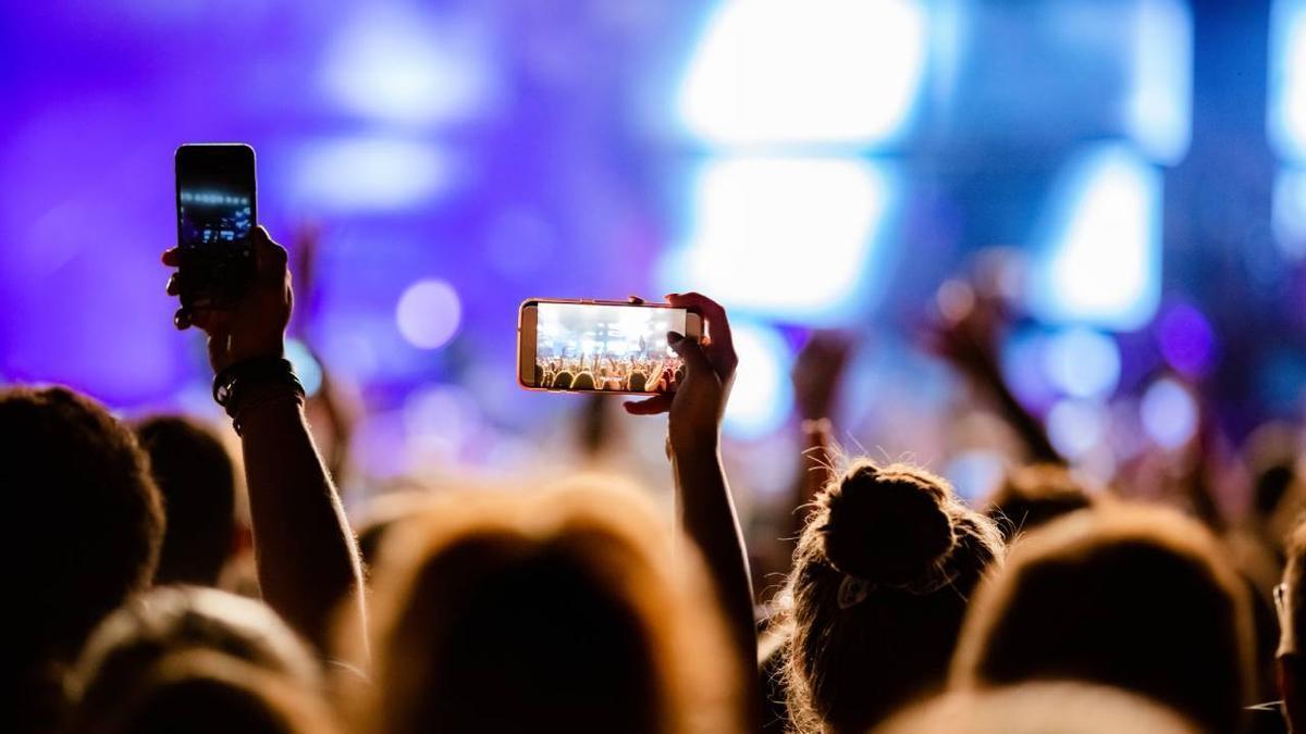 Un asistente de un festival de música graba un actuación
