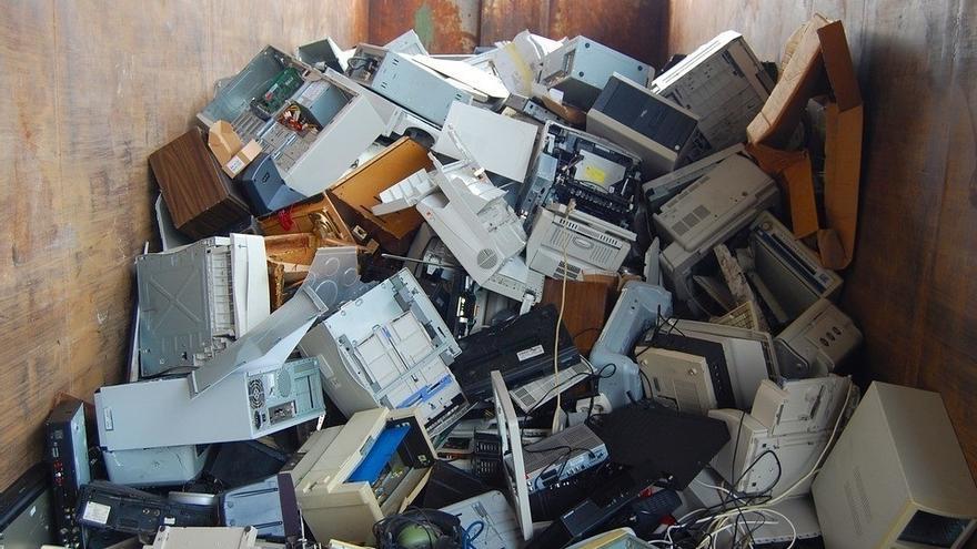 Una montaña de equipos electrónicos obsoletos.