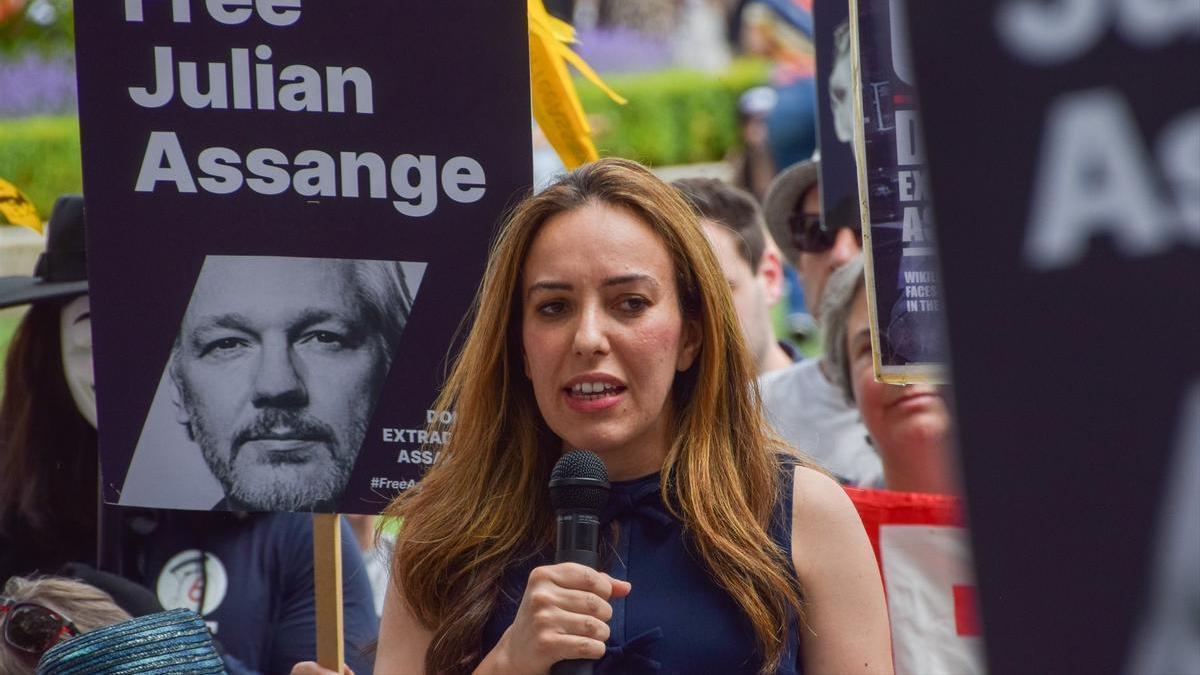 La esposa de Julian Assange, Stella Moris-Assange, durante una protesta por la libertad de su marido en Londres, Reino Unido.