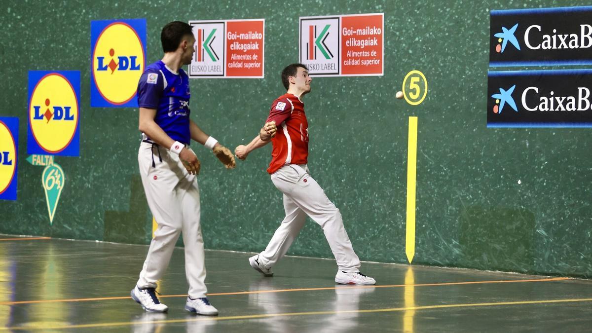 Darío Gómez golpea con la izquierda ante Javier Zabala.
