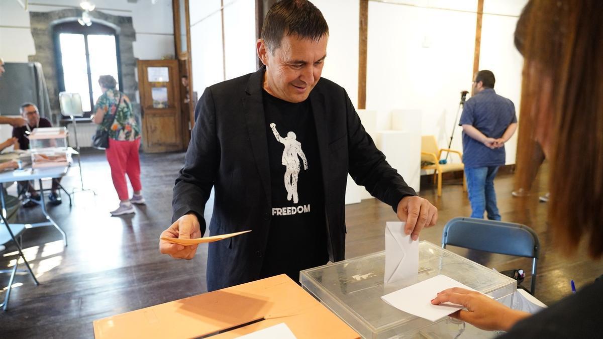 El coordinador general de EH Bildu, Arnaldo Otegi, vota.