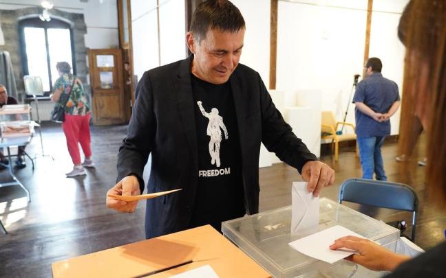 El coordinador general de EH Bildu, Arnaldo Otegi, vota. El coordinador general de EH Bildu, Arnaldo Otegi, vota.