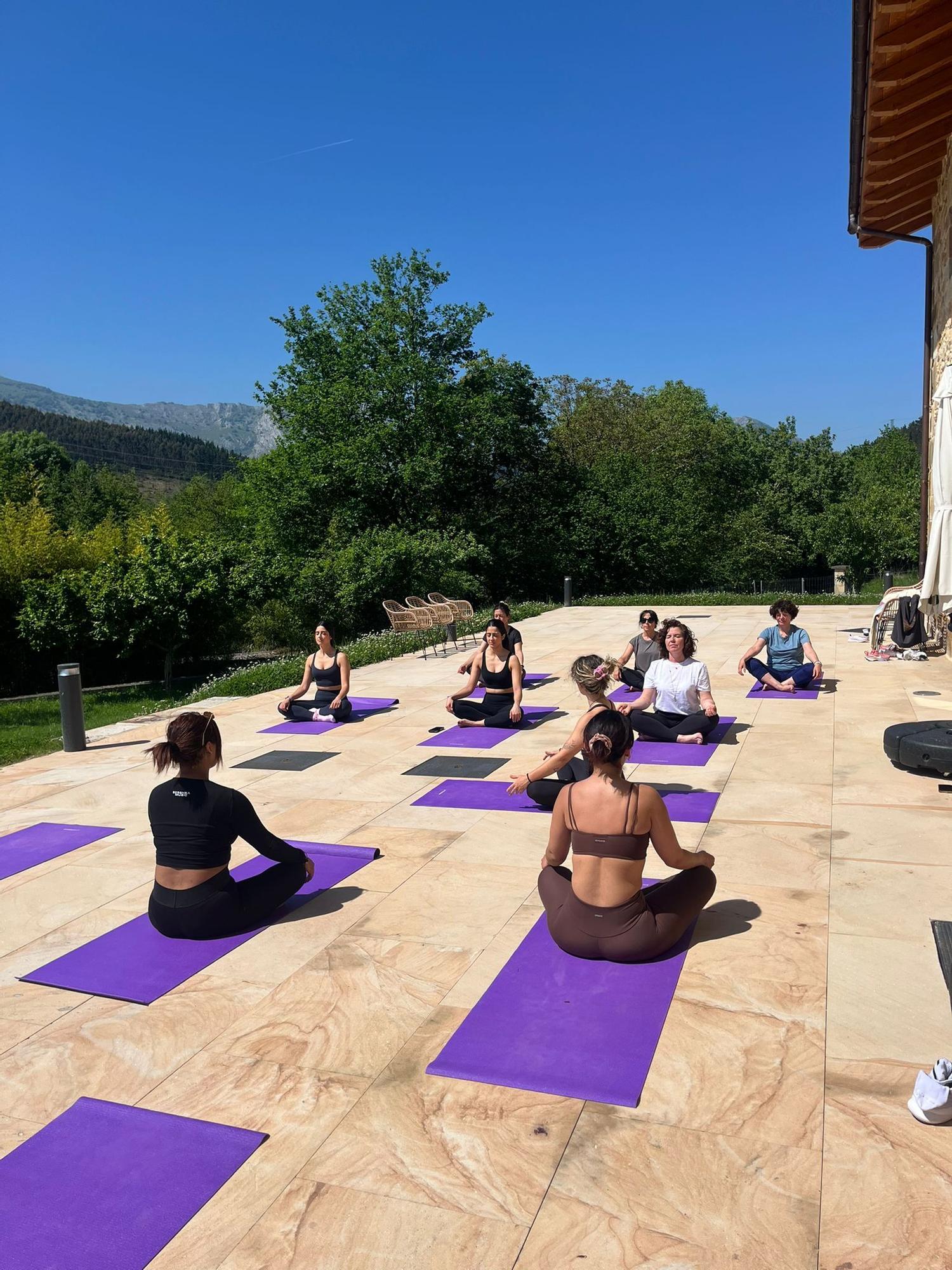 'Autóctonus' impulsa experiencias de bienestar como esta jornada de yoga celebrada en la tejera de Elorrio.