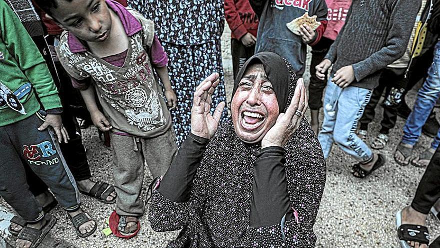 Una mujer palestina muestra su desesperación tras el fallecimiento de un familiar en un bombardeo del Ejército israelí sobre la localidad de Deir Al Balah, en el centro de Gaza. | FOTO: E. P.