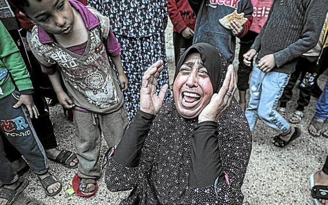 Una mujer palestina muestra su desesperación tras el fallecimiento de un familiar en un bombardeo del Ejército israelí sobre la localidad de Deir Al Balah, en el centro de Gaza. | FOTO: E. P.
