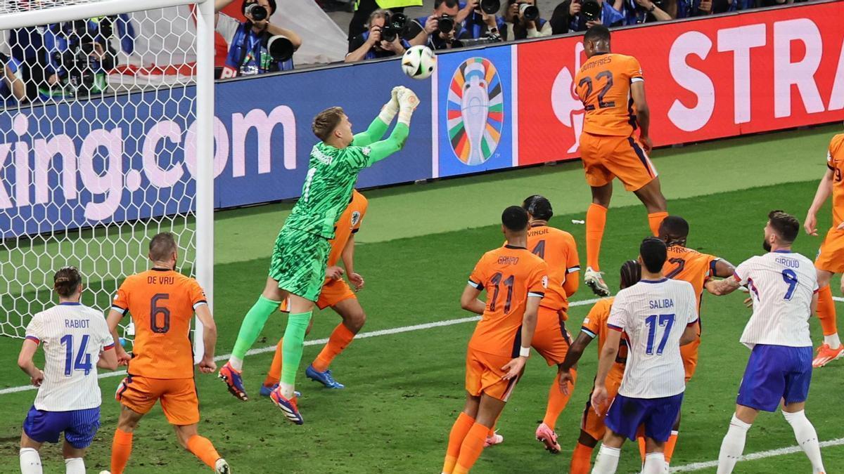 El portero de Países Bajos, Bart Verbruggen, para un balón durante el partido.