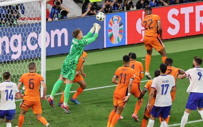 El portero de Países Bajos, Bart Verbruggen, para un balón durante el partido. / EFE El portero de Países Bajos, Bart Verbruggen, para un balón durante el partido.