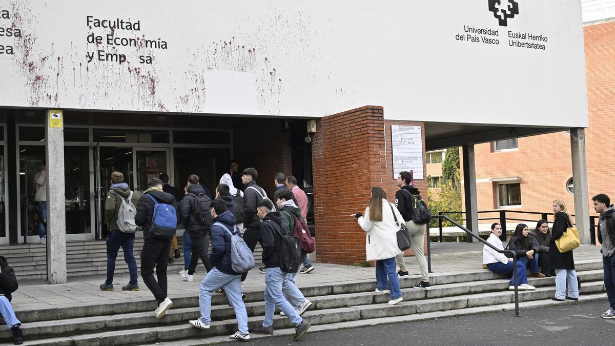 Estudiantes acceden a la EHU, en una imagen de archivo.