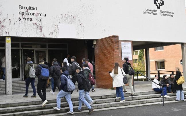 Estudiantes acceden a la EHU, en una imagen de archivo.