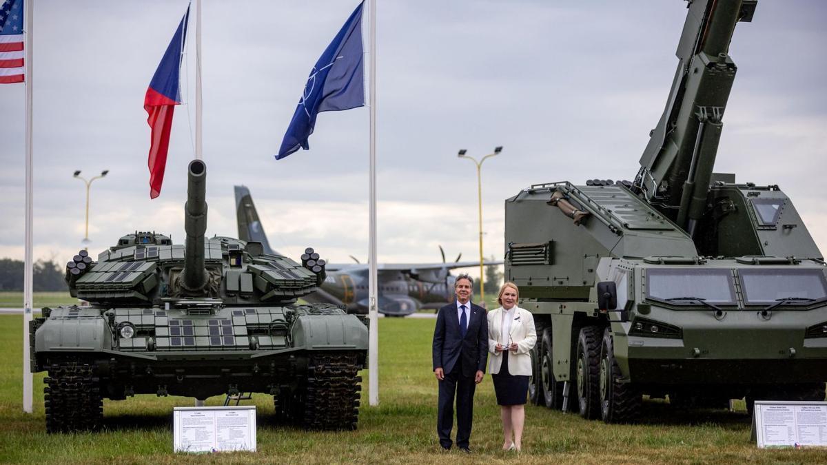 El secretario de Estado de EE.UU., Antony Blinken, junto a la ministra de Defensa checa, Jana Cernochova, ayer en Praga.