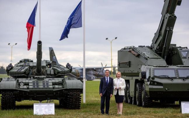 El secretario de Estado de EE.UU., Antony Blinken, junto a la ministra de Defensa checa, Jana Cernochova, ayer en Praga.