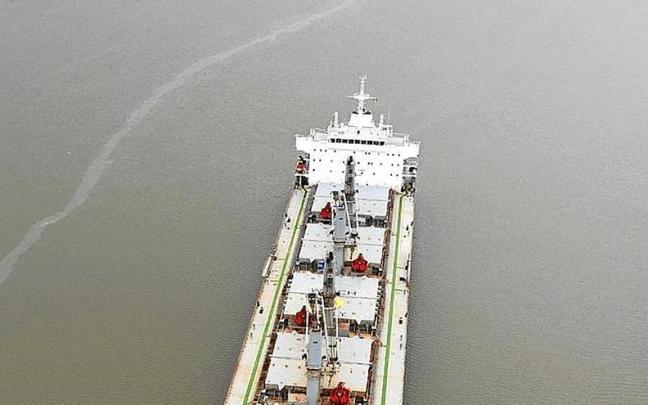 El petrolero atacado por los drones ucranianos. | FOTO: E.P.