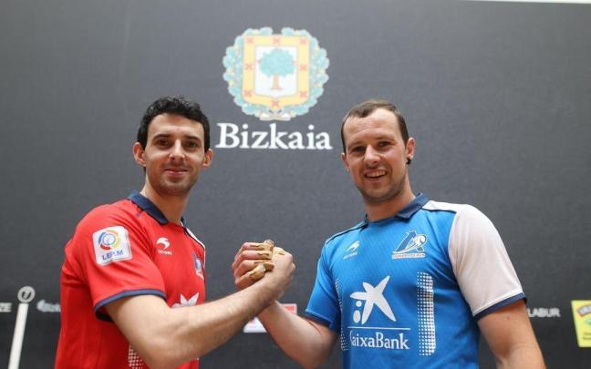 Jokin Altuna y Aitor Elordi, posando en el frontón Bizkaia de Bilbao.