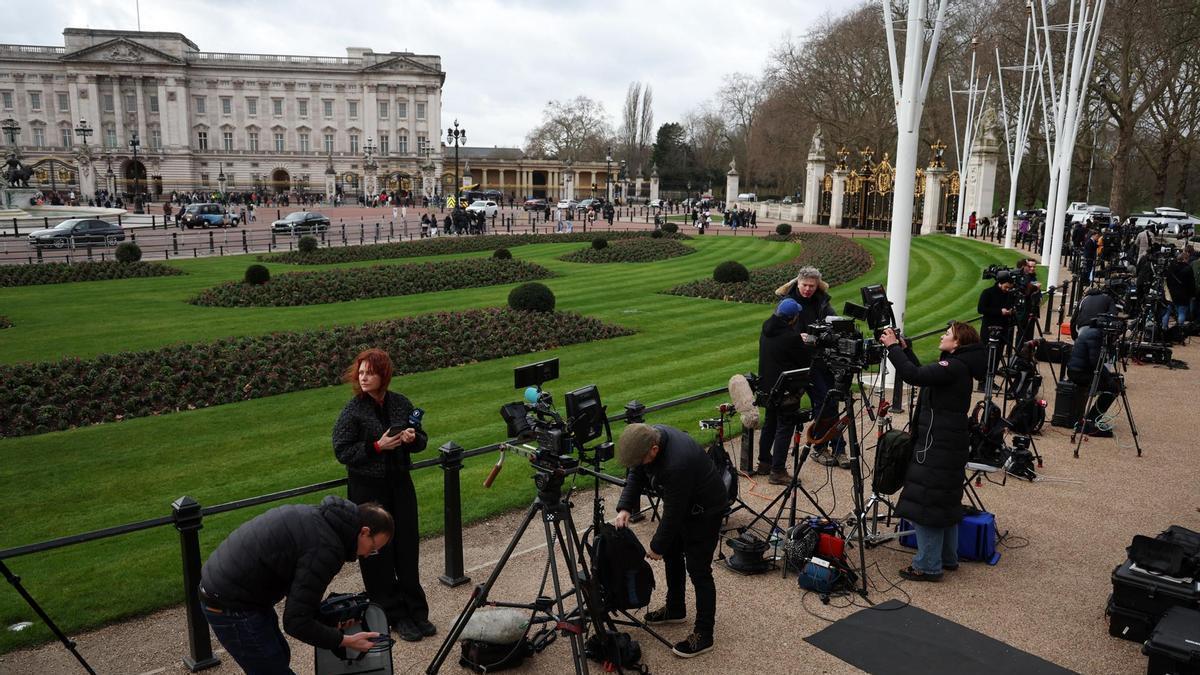 Numerosos reporteros en las inmediaciones del Palacio de Buckingham.