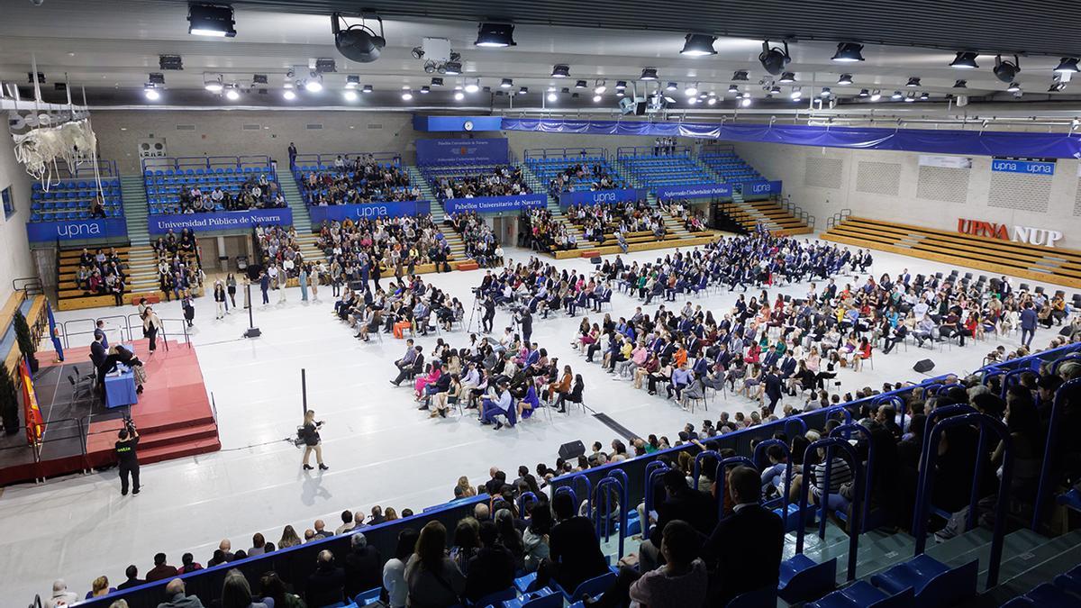 Vista general de participantes y público asistente.