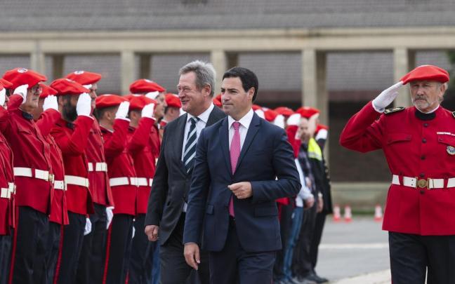El consejero de Seguridad, Bingen Zupiria, con el lehendakari, Imanol Pradales, en Arkaute