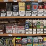 Estantería con tabaco, en un estanco.
