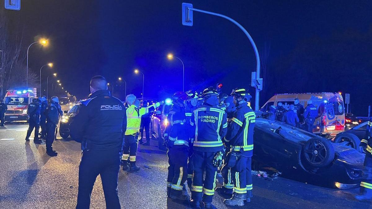 Los servicios de emergencia en el lugar del accidente.