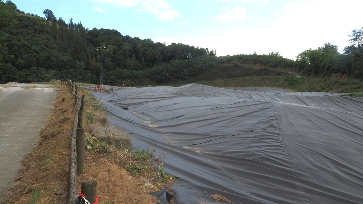 Labores de sellado en parte de la zona que ocupaba el antiguo vertedero de Lapatx