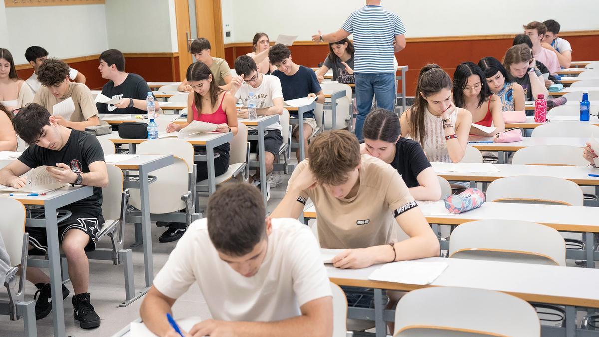 Estudiantes realizando un examen de la prueba de acceso a la universidad.