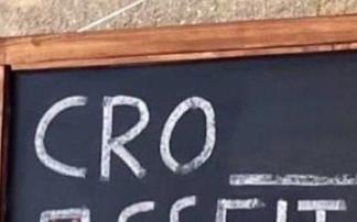 Parte de la pizarra que hay a la entrada del bar. Parte de la pizarra que hay a la entrada del bar.