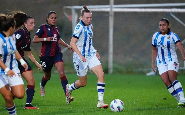 Franssi conduce el balón durante el Real Sociedad-Levante de la pasada temporada. / REDACCION NDG