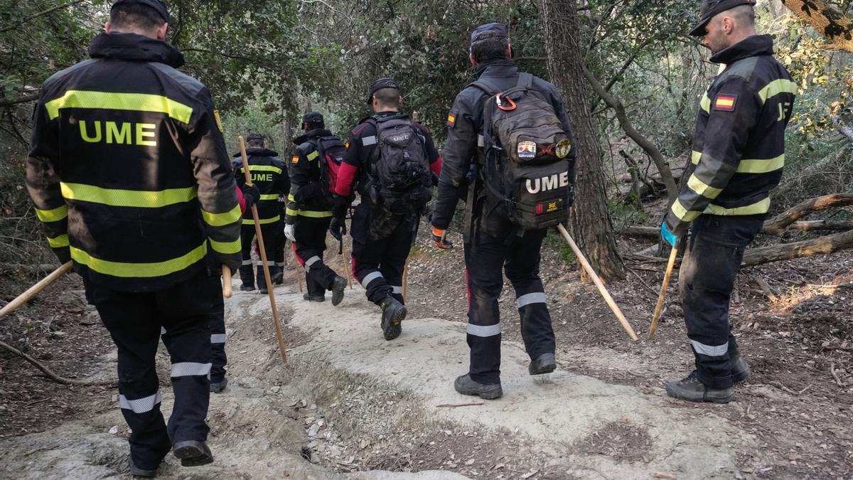 Agentes de la UME en la zona de rastreo de jabalíes por la peste porcina.