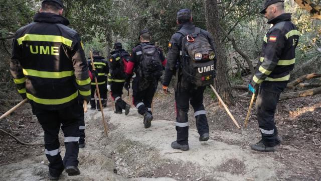 Agentes de la UME en la zona de rastreo de jabalíes por la peste porcina.