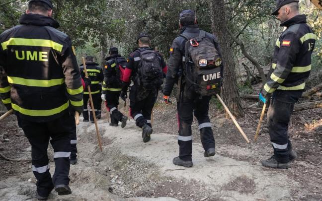 Agentes de la UME en la zona de rastreo de jabalíes por la peste porcina.
