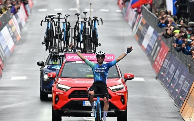 Andrea Vendrame celebra la victoria.