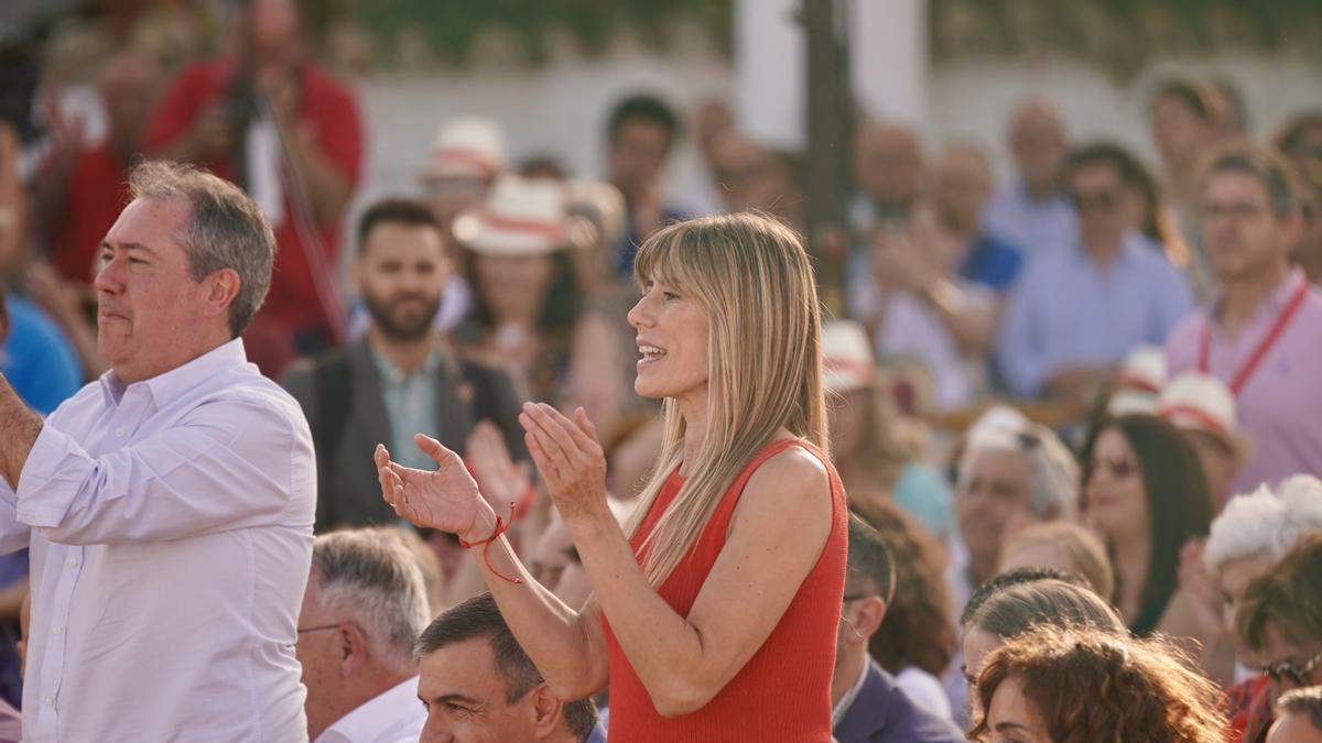 Begoña Gómez junto a Pedro Sánchez en el mitin en el que reapareció el miércoles en Benalmádena, Málaga.