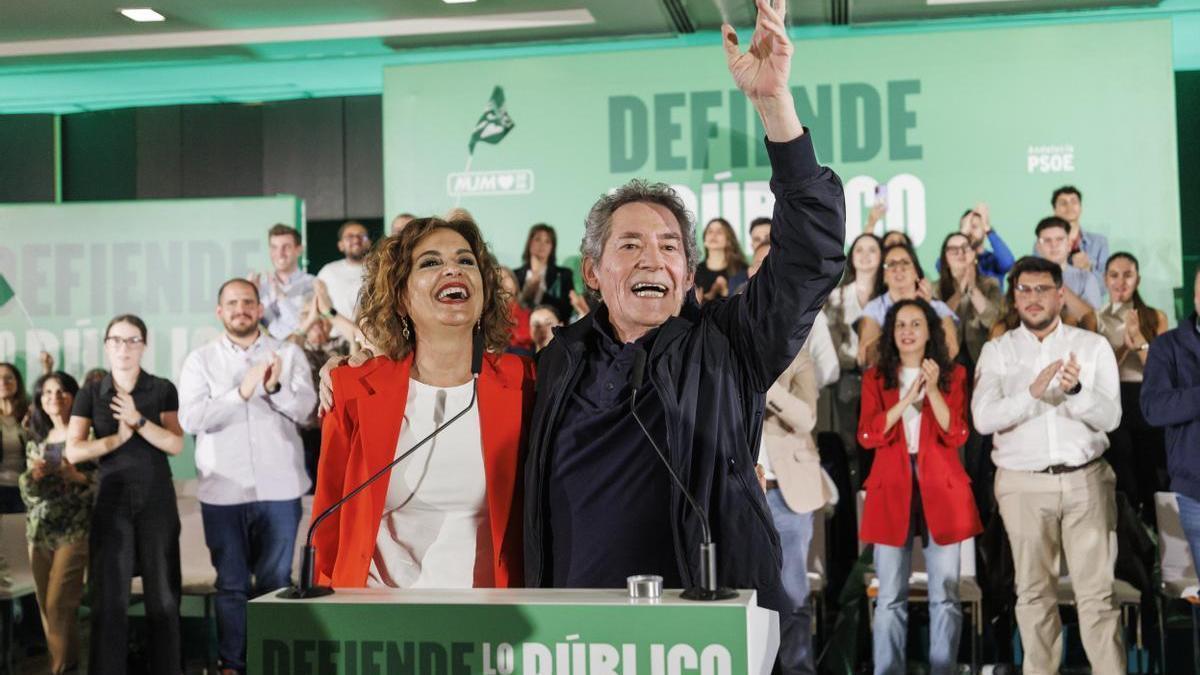 La candidata socialista, María Jesús Montero, junto al cantante Miguel Ríos en el acto de apertura de campaña en Granada.