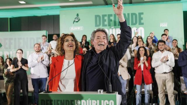 La candidata socialista, María Jesús Montero, junto al cantante Miguel Ríos en el acto de apertura de campaña en Granada.