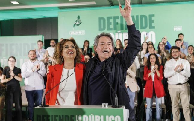 La candidata socialista, María Jesús Montero, junto al cantante Miguel Ríos en el acto de apertura de campaña en Granada.