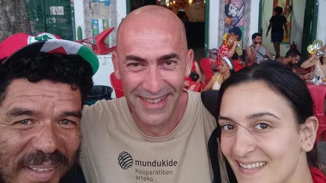 Natxo de Vicente, en el centro de la imagen, lleva seis años cooperando con Mundukide