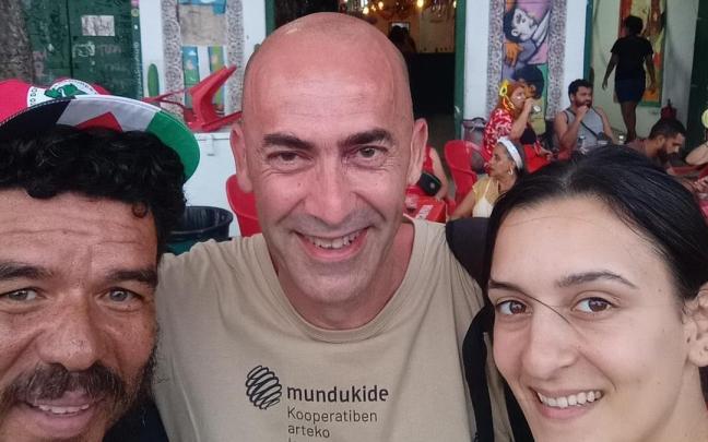 Natxo de Vicente, en el centro de la imagen, lleva seis años cooperando con Mundukide